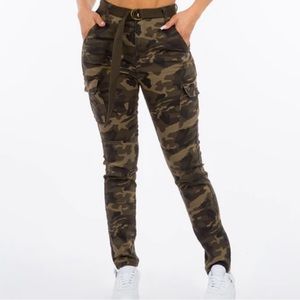 High Waist Skinny Camo Cargo Style Pants Size Large
